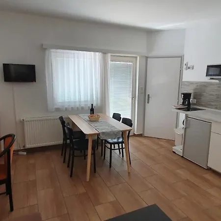 Forrest Денешдиаш